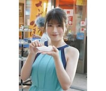 「イカしてますねー」ちとせ よしの、爽やかミントドレスで呼子市場に参上！