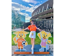 広瀬晏夕、鮮やかオレンジユニフォームをミニ丈で着こなし！