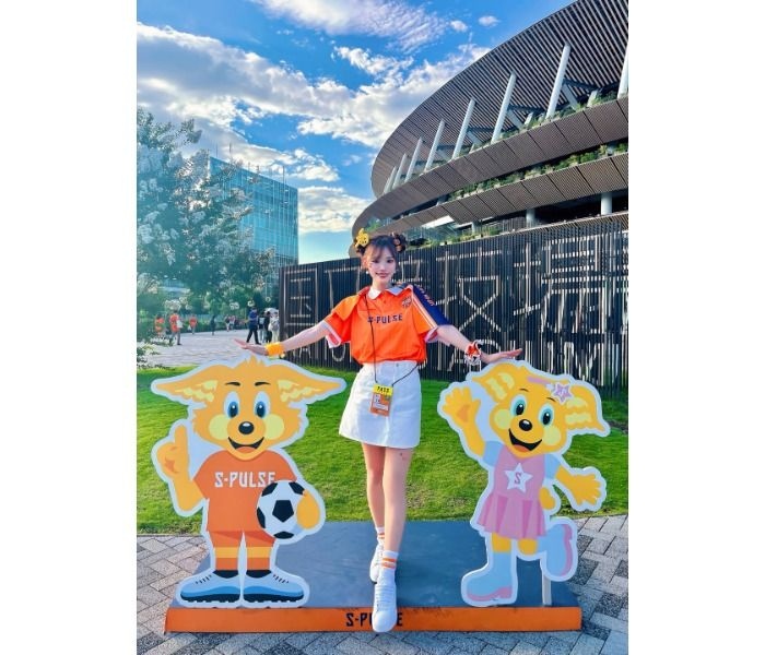 広瀬晏夕、鮮やかオレンジユニフォームをミニ丈で着こなし！