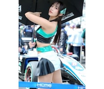 霧島聖子、お腹チラ見せコスチュームで振り向きショット！鮮やかセクシーに！