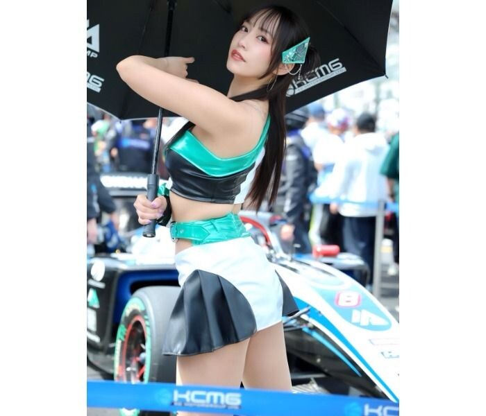 霧島聖子、お腹チラ見せコスチュームで振り向きショット！鮮やかセクシーに！