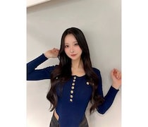真島なおみ、大人のダークトーンファッションで色気あふれる！ファン「素敵な写真ですね」
