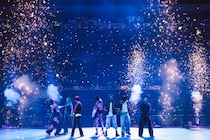 BTS「THE CITY」、米ラスベガス全域を赤色に染めた！
