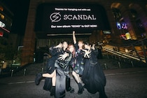 SCANDAL、歌舞伎町フリーライブに約2500人熱狂！ニューアルバム「ECHO」リリースを祝福