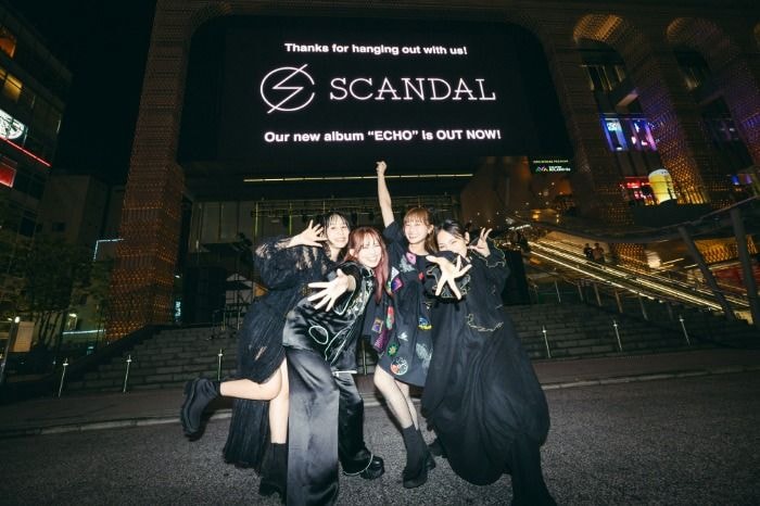 SCANDAL、歌舞伎町フリーライブに約2500人熱狂!ニューアルバム「ECHO」リリースを祝福