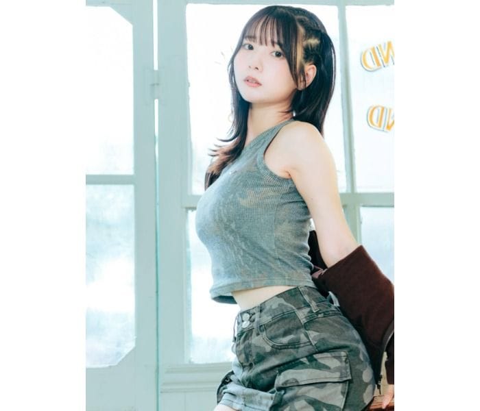 奥ゆい、美くびれチラ見せ！魅惑的な横からのアングルショット！