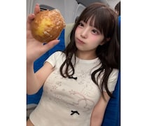 「おっきい」Toi Toi Toi・さくらもも、マドレーヌを手に微笑む女神ショット！