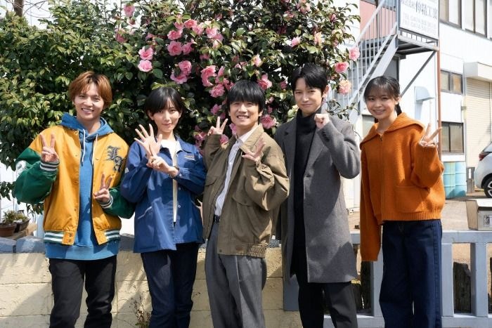 佐藤大樹＆本郷奏多W主演「時光代理人」、キャストの素顔あふれるオフショット一挙公開