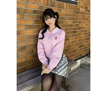 小鳥遊るい、黒タイツが映えるピンクニット×チェックボトムの王道感コーデ披露