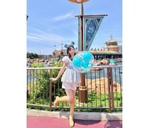 AKB48・小栗有以、爽やかブルー衣装からスラリ美脚！テーマパークに降臨