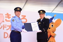 舘ひろし、石原プロゆかりの調布に凱旋！一日警察署長として特殊詐欺防止を呼びかけ