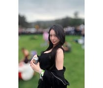 真島なおみ、大人のブラックファッションで曲線美あらわに！