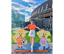 広瀬晏夕、鮮やかオレンジユニフォームをミニ丈で着こなし！