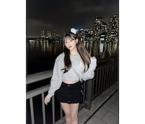 色白のお腹ちらり！松本みいな、すべすべ美脚×夜景の彼女風ショットにファンメロメロ