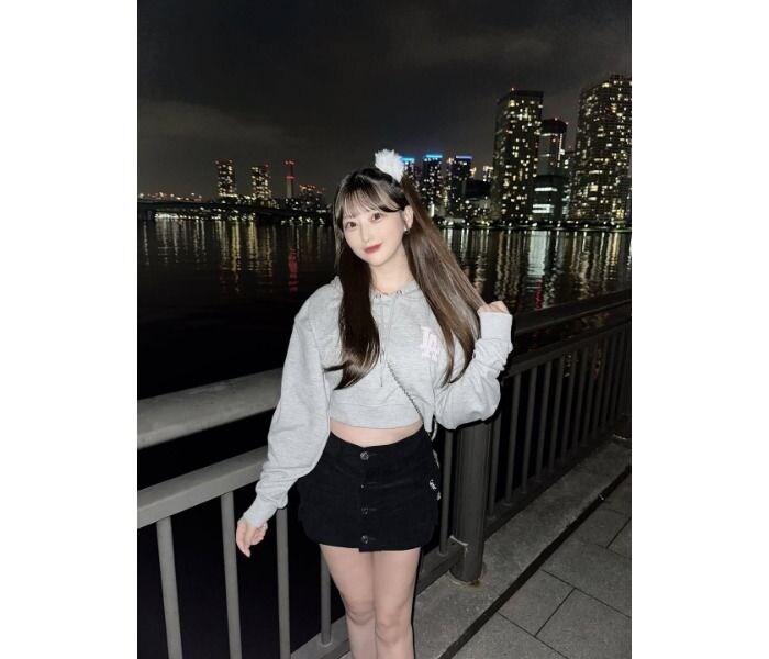 色白のお腹ちらり！松本みいな、すべすべ美脚×夜景の彼女風ショットにファンメロメロ