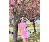 川瀬もえ、タイトなピンク色ゴルフウェア姿にファン「ピンクが似合うオブザイヤー」