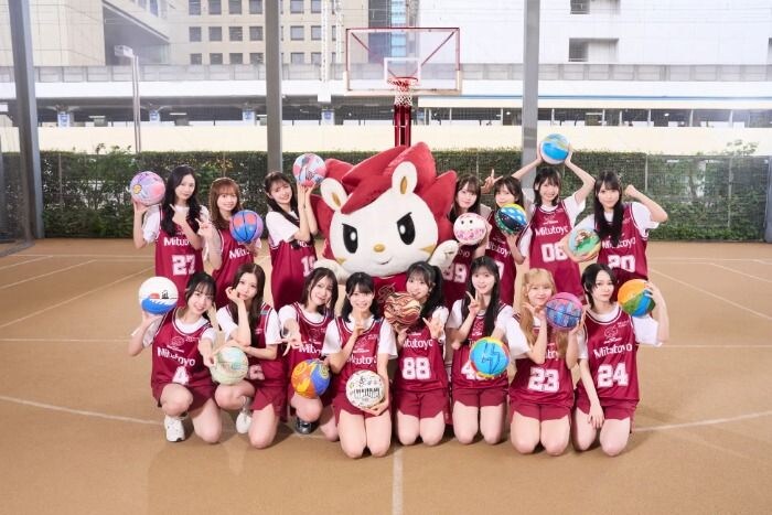 AKB48と川崎ブレイブサンダースがコラボ、川崎の街を彩る16枚のウォールアートを掲示