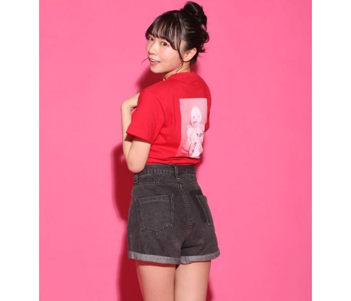 椿野ゆうこ、スポーティなミニ丈からスラリ美脚の魔法!可愛すぎる見返りショットを投稿