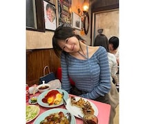 横野すみれ、ボディラインくっきりのボーダートップスで町中華を堪能！
