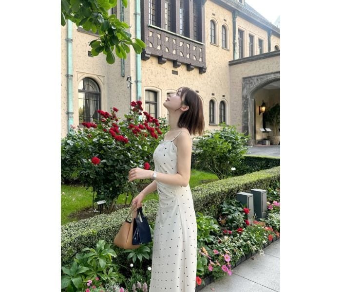 あらた唯、絵になる上品ワンピ×薔薇ショット投稿！ファン絶賛「場に似合う」「かわいい！」