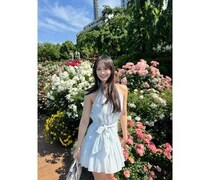 相沢 菜月、清楚ノースリーブワンピで薔薇園に降臨！女神すぎるショット投稿