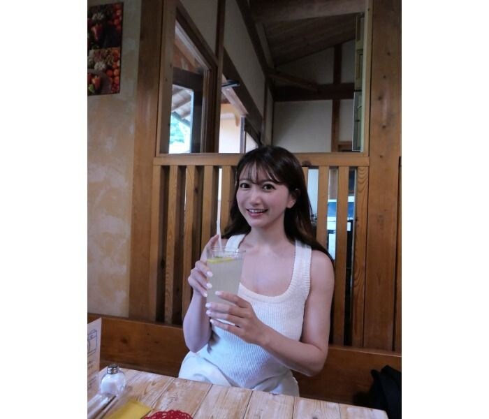 「スタイル抜群ですね！」星玲奈、透明感あふれる色白のお肌でホワイトコーデを着こなし！