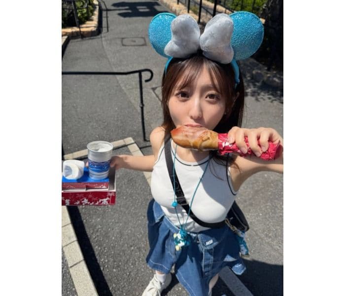 白戸ゆめの、テーマパークを楽しむキュートなショットに「とんでもなく可愛い～～～」