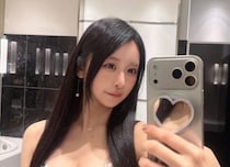 真島なおみ、大人っぽストレートヘア×全開デコルテで大人の色気！
