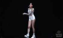 菅田れもん、美脚アピールのミニ丈衣装で熱唱！＜KANSAI CROSSROADS 2026＞