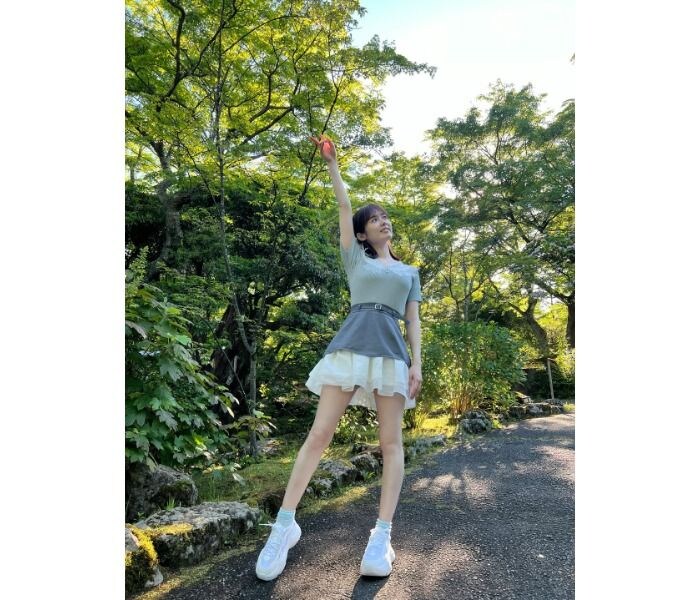 谷尻萌、超ミニ丈から色白美脚「カジュアルめな私服〜」に反響