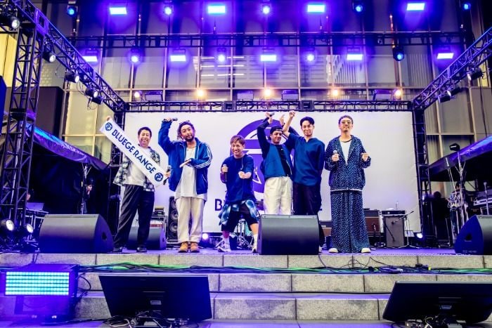ORANGE RANGE、新宿歌舞伎町で一夜限りのゲリラライブ開催！BLUEGE RANGEとしてサッカー応援ムードを熱く盛り上げる