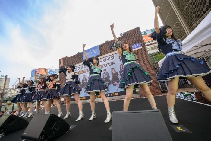 佐久間宣行プロデュースアイドル「ラフ×ラフ」新宿駅前で大規模なフリーライブを開催し、1522人が熱狂公約達成で「全国47都道府県巡業開催」が決定！