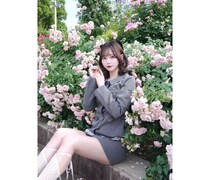 濱越さおり、美脚映えるバラとの華やかショットに反響「花よりさおちが綺麗やな。」