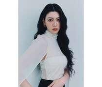 三吉彩花、透け感がクール！モノトーンで大人の魅力バクハツ