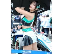 霧島聖子、お腹チラ見せコスチュームで振り向きショット！鮮やかセクシーに！