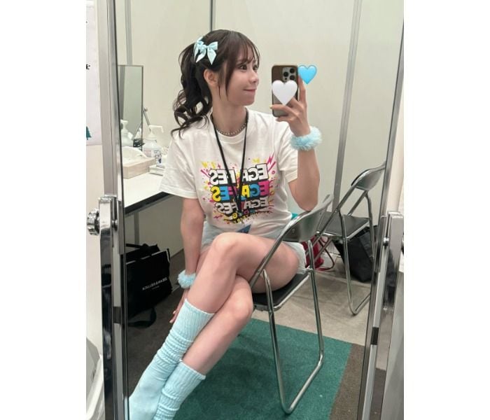 太もも全力披露！鈴木ふみ奈、色白美肌のカジュアル衣装に釘付け！