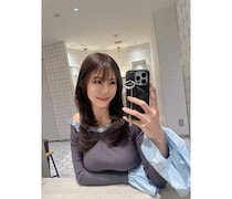 鈴木ふみ奈、デコルテ映えが反則級！肩落ちコーデで魅せた大人の色気ショットで曲線美あらわに