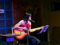 岸本ゆめの、地元大阪で弾き語り＆トークライブ開催！ビール片手に関西弁トークで観客沸かす
