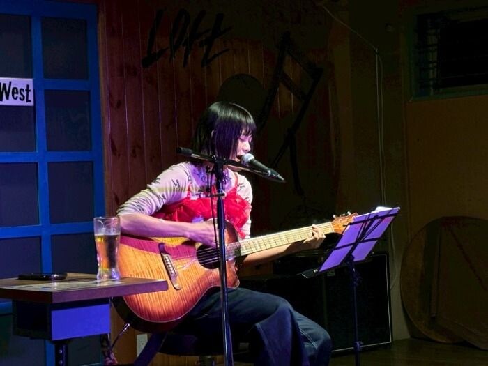 岸本ゆめの、地元大阪で弾き語り&トークライブ開催!ビール片手に関西弁トークで観客沸かす
