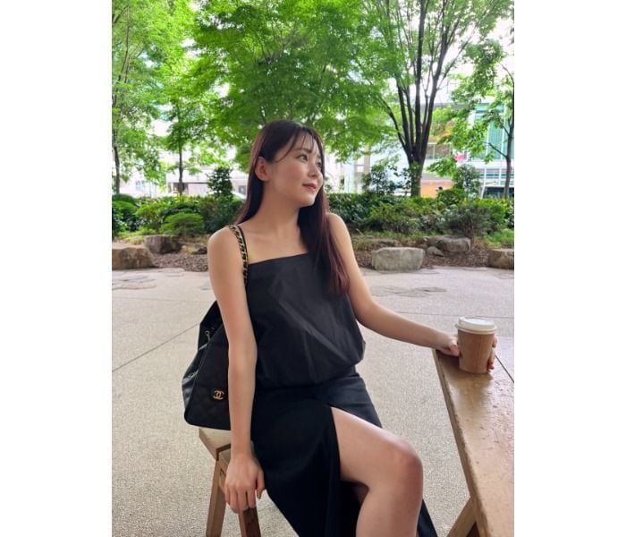 「可愛くて病みつきになりそう」久間田琳加、スリットから美脚!ファン悶絶