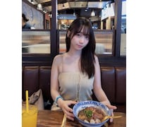 伊織もえ、穴あきトップス×全開デコルテで透明感バツグン美肌！