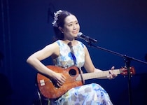 羽山みずき、デビュー10周年記念コンサートでギター弾き語りやシャンソンに初チャレンジ！由紀さおりがサプライズで登場！！