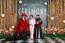 Mrs. GREEN APPLEが華やかさと、物語の世界のような雰囲気を感じさせる衣装でグリーンカーペットに登場！＜Mrs. GREEN APPLE presents『CEREMONY』＞