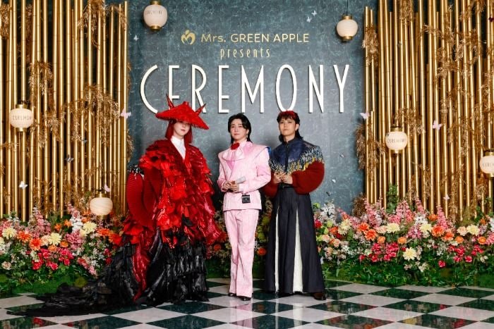 Mrs. GREEN APPLEが華やかさと、物語の世界のような雰囲気を感じさせる衣装でグリーンカーペットに登場！＜Mrs. GREEN APPLE presents『CEREMONY』＞