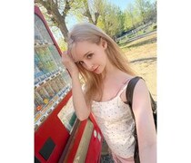 イギリス人モデル・ジェマ・ルイーズ、花柄キャミできわだつ色白美肌！
