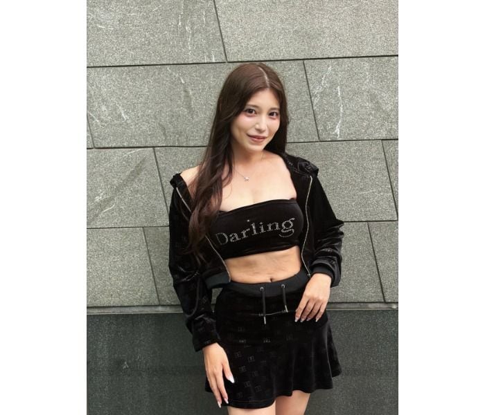 「筋肉は正義！」Reina+World、お腹チラ見せブラックコーデ