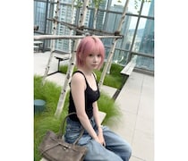 LE SSERAFIM・宮脇咲良、ピンクヘア×タンクトップで美スタイル見せつけ