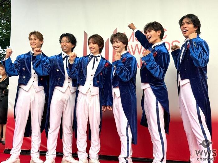 MATSURI、ブルーと白のタキシードでレッドカーペットに登場！〈MUSIC AWARDS JAPAN 2026〉