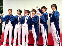 MATSURI、ブルーと白のタキシードでレッドカーペットに登場！〈MUSIC AWARDS JAPAN 2026〉
