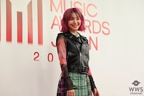 LiSA、ロックなスタイルでレッドカーペットに登場！〈MUSIC AWARDS JAPAN 2026〉